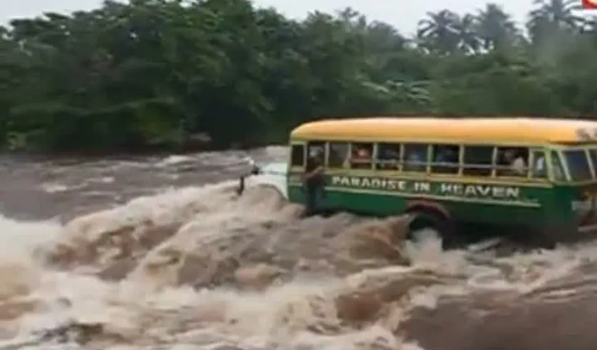 Clipe de GROAZĂ: Un autocar din Samoa a fost luat de ape şi s-a răsturnat într-un râu VIDEO