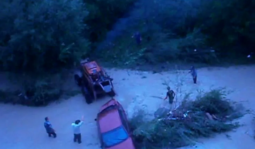 Un tânăr din BUZĂU a plonjat 20 de metri cu maşina într-un râu, dar a scăpat cu o singură zgârietură