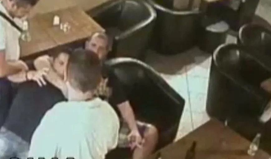 Doi gardieni de penitenciar au snopit în bătaie un bărbat într-un bar VIDEO
