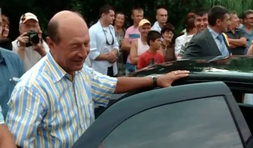 Traian Băsescu, baie de mulţime la Costeşti, de Sfântul Ilie VIDEO