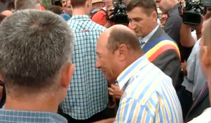 Mutare neaşteptată a preşedintelui. Băsescu s-a dus „la bere” în Argeş şi a plecat cu 22 de primari