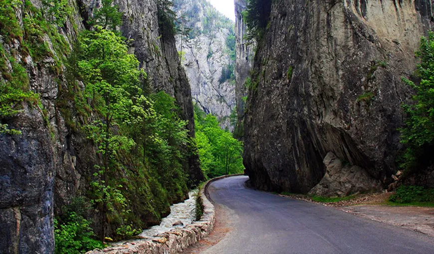 Căderi de pietre în Cheile Bicazului. Un turist maghiar, rănit după ce un bolovan i-a căzut în cap