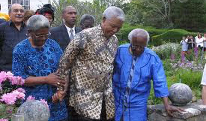 Arhiepiscopul Desmond Tutu către familia lui Mandela: „Nu-l scuipaţi în faţă pe Madiba”