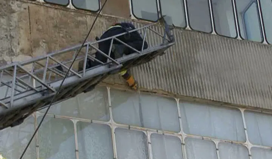 Vântul puternic a distrus faţada unui bloc, în Suceava VIDEO
