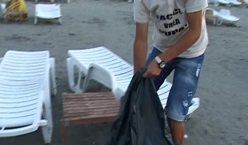 Bunul simţ a luat vacanţă. Turiştii de pe litoral transformă plaja într-o groapă de gunoi VIDEO