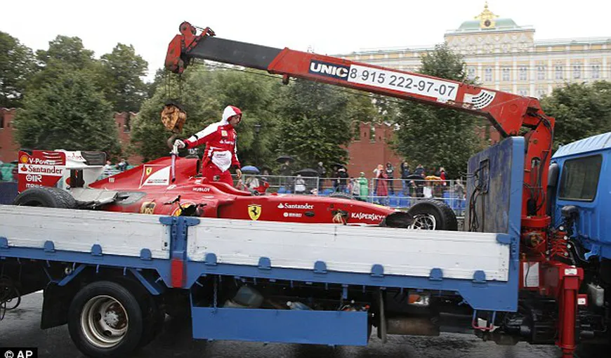 Accident cu Ferrari în Piaţa Roşie. Un pilot a distrus un monopost de Formula 1 VIDEO