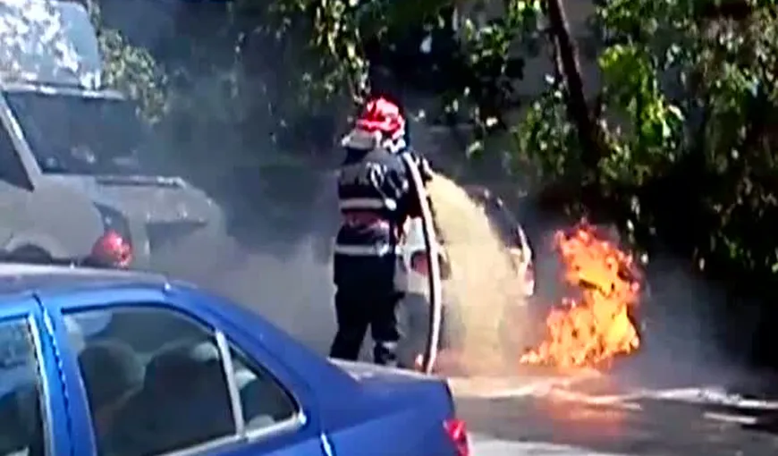 O maşină a luat foc într-o parcare din Oradea VIDEO