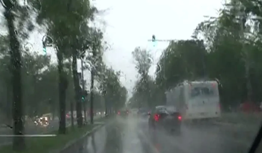 Precipitaţii RECORD în România. Sute de case inundate, drumuri surpate, oameni evacuaţi VIDEO
