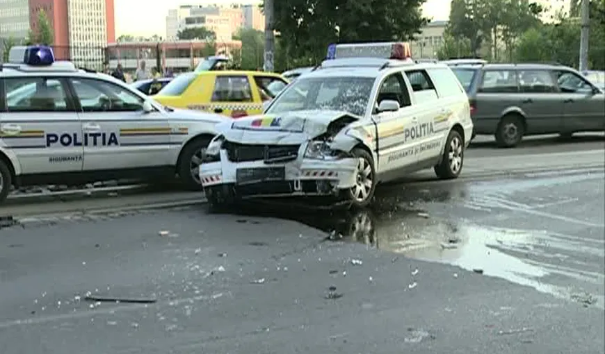 Accident spectaculos în Bucureşti. O maşină a Poliţiei a lovit o Dacia VIDEO