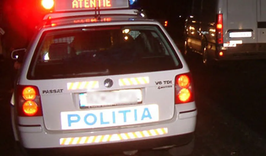 Un tânăr de 15 ani a furat maşina familiei şi a DISTRUS patru autoturisme parcate