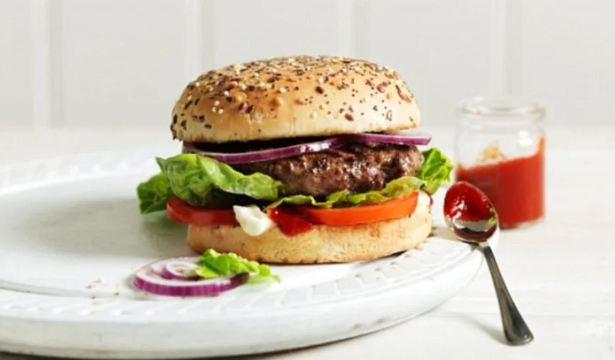 Primul hamburger artificial din lume ajunge în farfurie. O porţie e un „chilipir” de 290.000 de euro