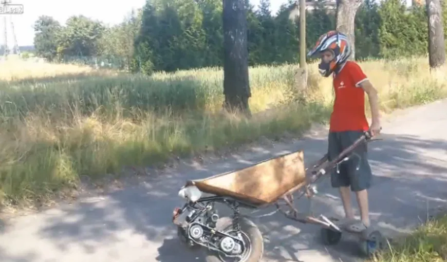 Cum să te deplasezi repede, prin sat: Cu o roabă motorizată VIDEO