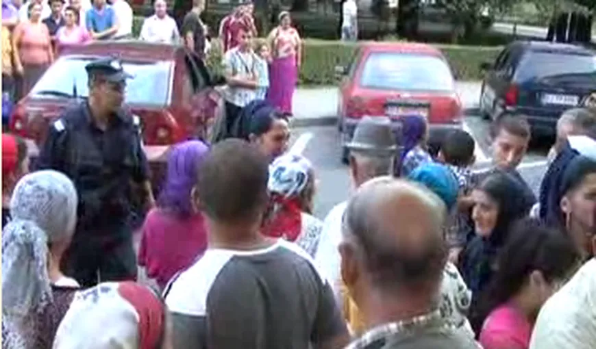 Romii au luat cu asalt sediul DIICOT din Târgu Jiu, supăraţi că mascaţii le-au ridicat rudele VIDEO