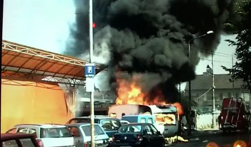 Panică într-o piaţă din Arad. Copertina unei hale, cuprinsă de flăcări, după ce o rulotă a luat foc