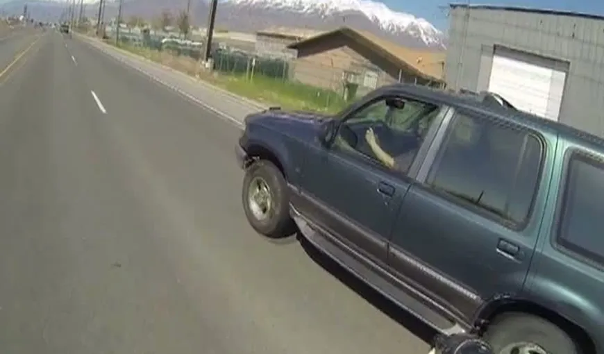 Scene amuzante în trafic, cu o şoferiţă şi un motociclist VIDEO