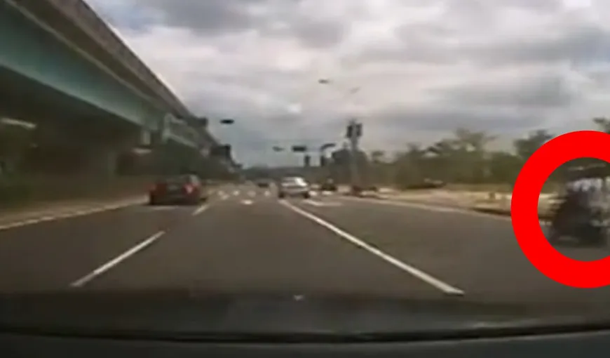 Accident MACABRU: Doi SCUTERIŞTI au fost spulberaţi de o maşină VIDEO