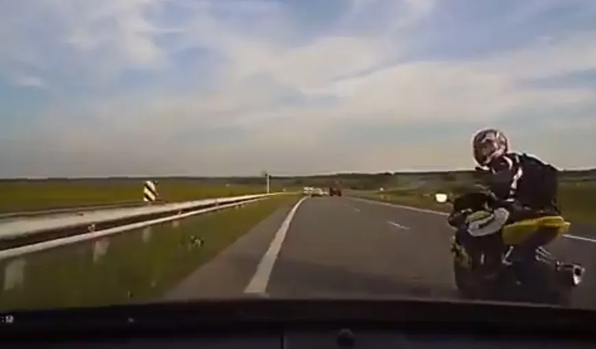 Şocant. Un ŞOFER NERVOS s-a răzbunat pe un MOTOCICLIST în mijlocul autostrăzii VIDEO