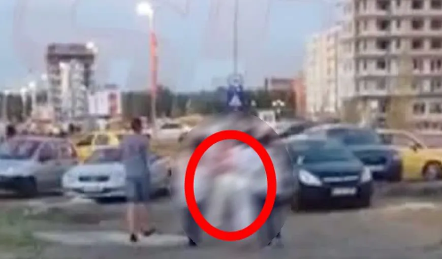 Raluca Pastramă, soţia lui Pepe, dusă în braţe de doi bărbaţi după ce a consumat prea mult ALCOOL