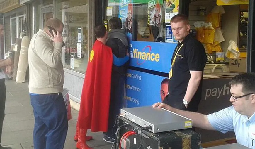 Superman EXISTĂ şi are de lucru în Anglia. Prinde hoţii din magazine VIDEO