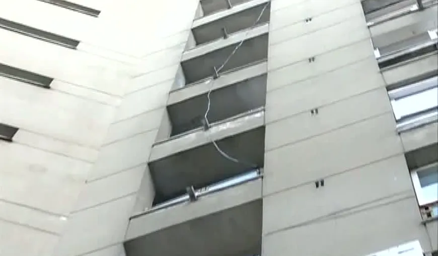 O tânără de 15 ani din Capitală a murit după ce a căzut de la etajul 10 al blocului în care locuia