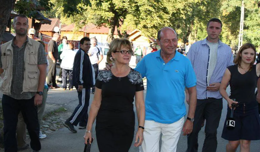 Traian Băsescu a petrecut alături de soţia lui, Maria, la restaurantul Cireşica