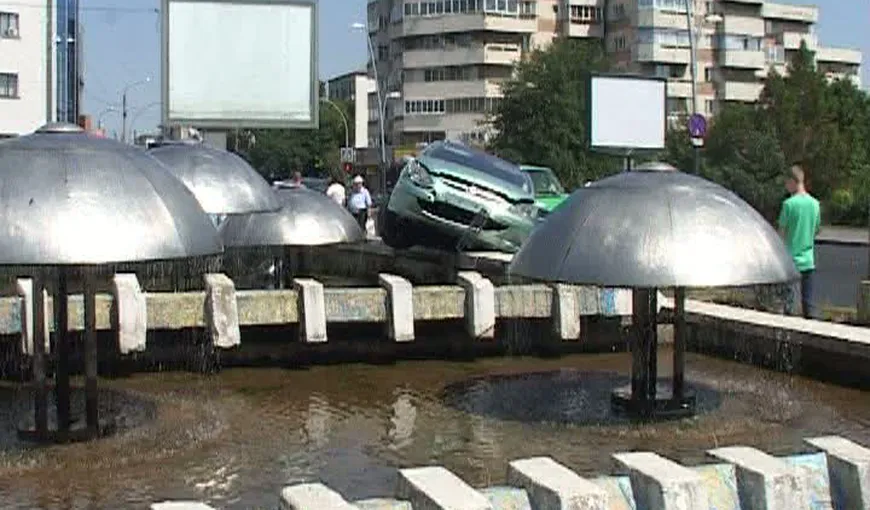 Accident spectaculos în Bacău. Cum a ajuns un şofer cu maşina în fântâna arteziană VIDEO