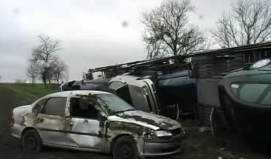 Ţevile metalice dintr-un autotren s-au răsturnat pe carosabil în Prahova, lovind o cisternă