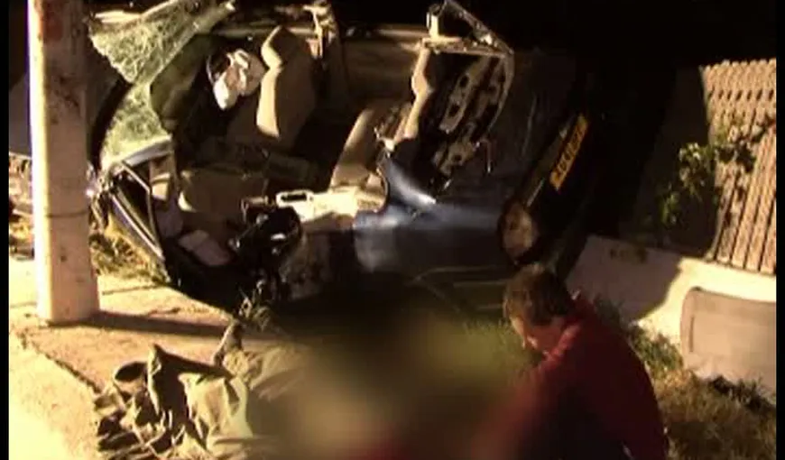 TRAGIC Un şofer beat şi-a omorât prietenul, după ce a intrat cu maşina într-un cap de pod VIDEO