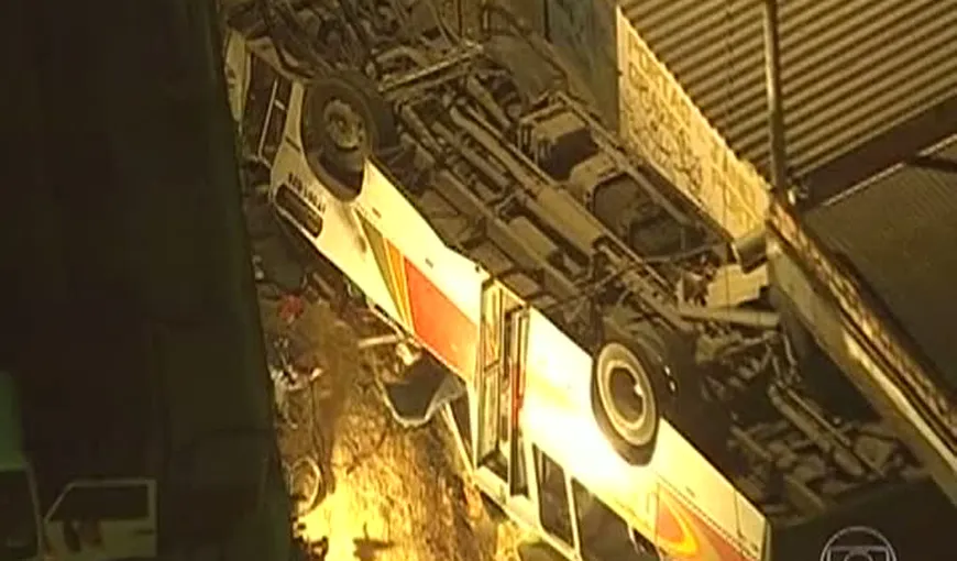 Autobuz căzut de pe un pod în Brazilia: Cel puţin 6 morţi şi 30 de răniţi FOTO