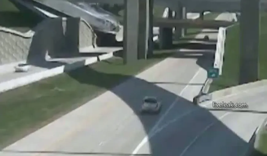 Accident teribil: Un camion cade de pe o şosea suspendată VIDEO