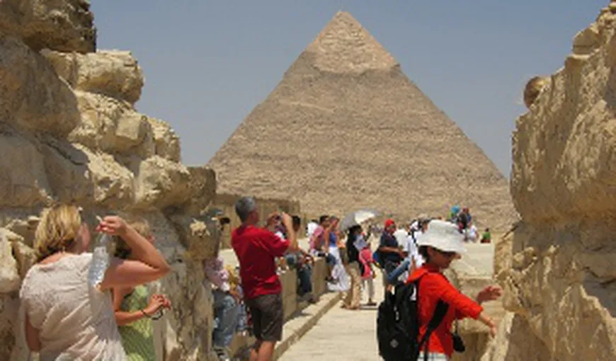 MAE către turiştii români: Reprogramaţi sejururile în Egipt. Operatorii să nu rişte viaţa oamenilor