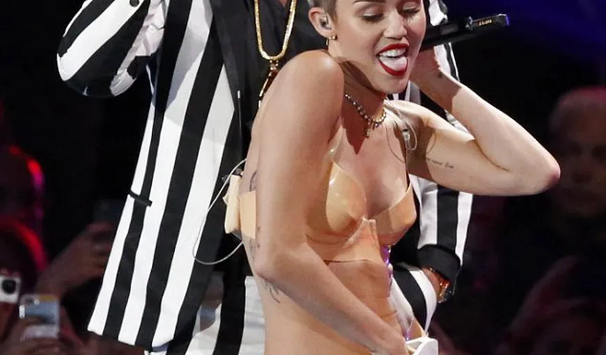 Miley Cyrus a oripilat lumea la MTV VMA: A apărut pe scenă doar în chiloţi şi sutien VIDEO