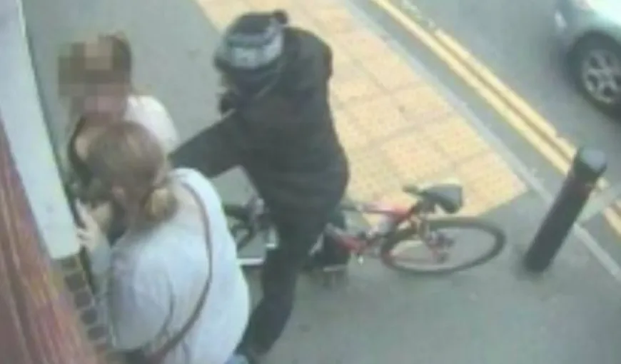 Un hoţ din Marea Britanie, bătut de două tinere VIDEO