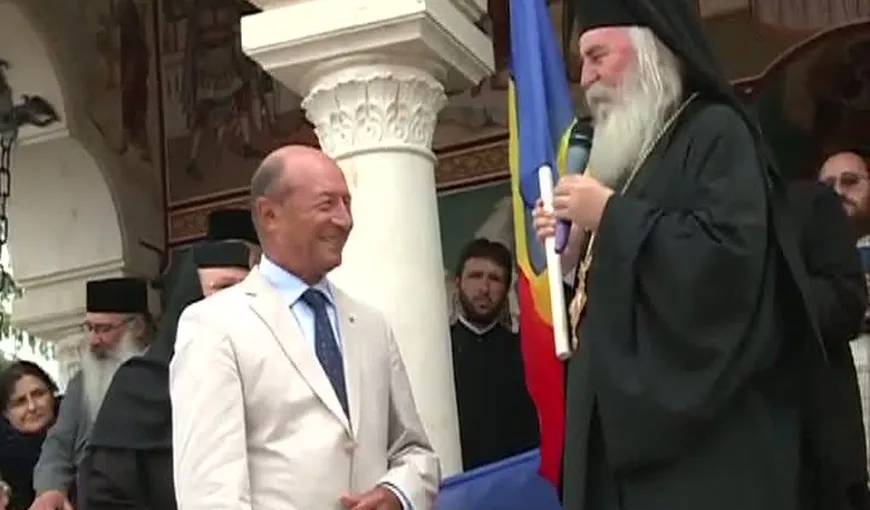 Băsescu a primit un steag tricolor de la arhiepiscopul Covasnei şi Harghitei VIDEO