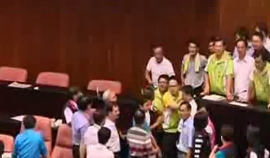 Bătaie generală în parlamentul din Taiwan: Aleşii şi-au împărţit pumni şi picioare VIDEO