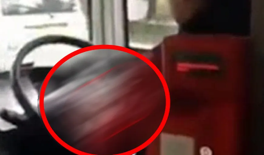 TURIŞTILOR nu le-a venit să creadă: Vezi ce face un şofer în timp ce conduce un autobuz cu 100 km/h