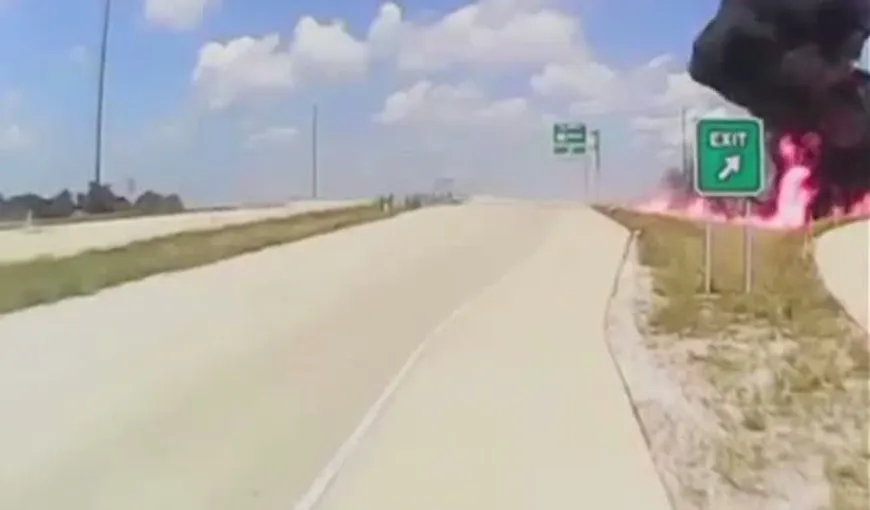 Accident incredibil: Au scăpat cu viaţă dintr-un camion în flăcări, după un impact puternic VIDEO