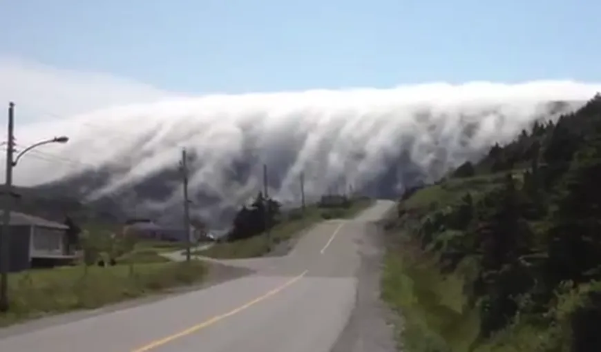 Fenomen INCREDIBIL. Un nor ciudat de ceaţă se revarsă peste un oraş, ca un tsunami VIDEO