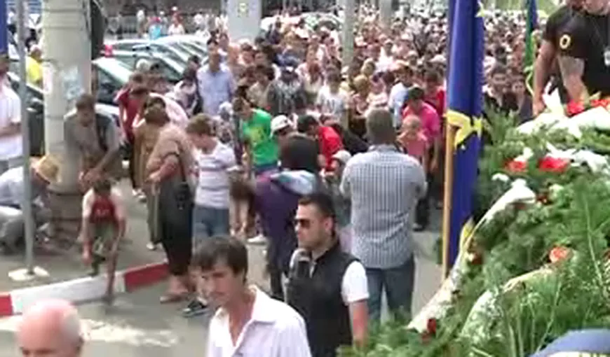 Bătaie pe banii aruncaţi la funeraliile lui Cioabă. Oamenii s-au îmbulzit pentru monede de 10 bani VIDEO