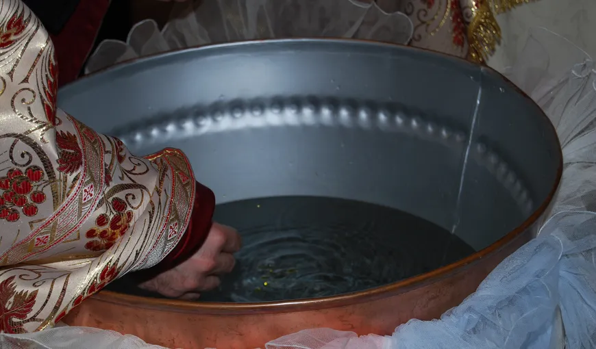 O adolescentă a fost botezată în sânii goi, în biserică FOTO