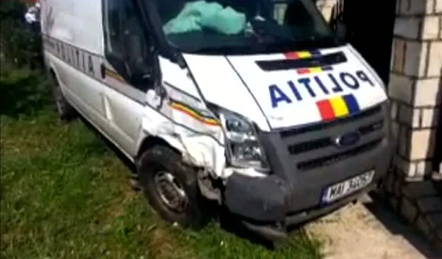 O dubă cu deţinuţi, implicată într-un accident în Bacău. Două persoane au fost rănite