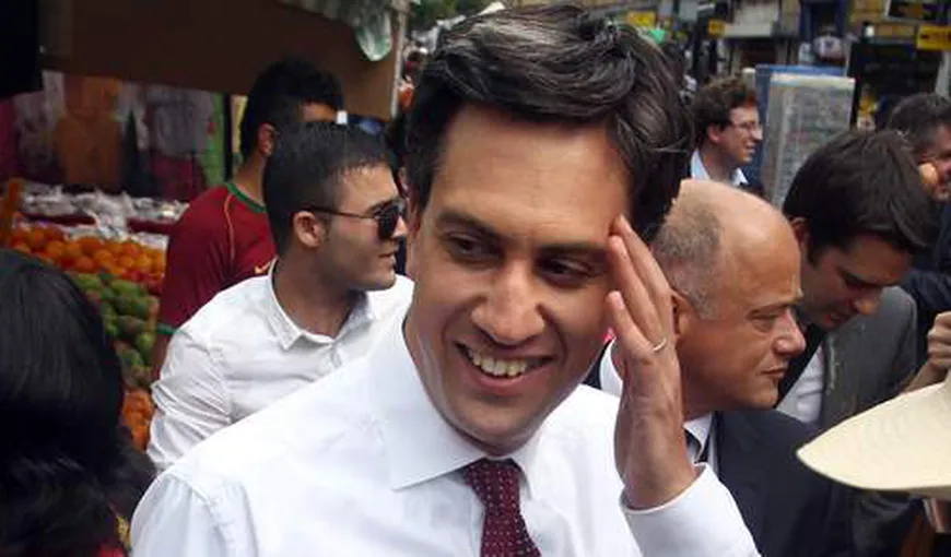 Ed Miliband, liderul Partidului Laburist, a fost împroşcat cu ouă de un cetăţean nemulţumit VIDEO
