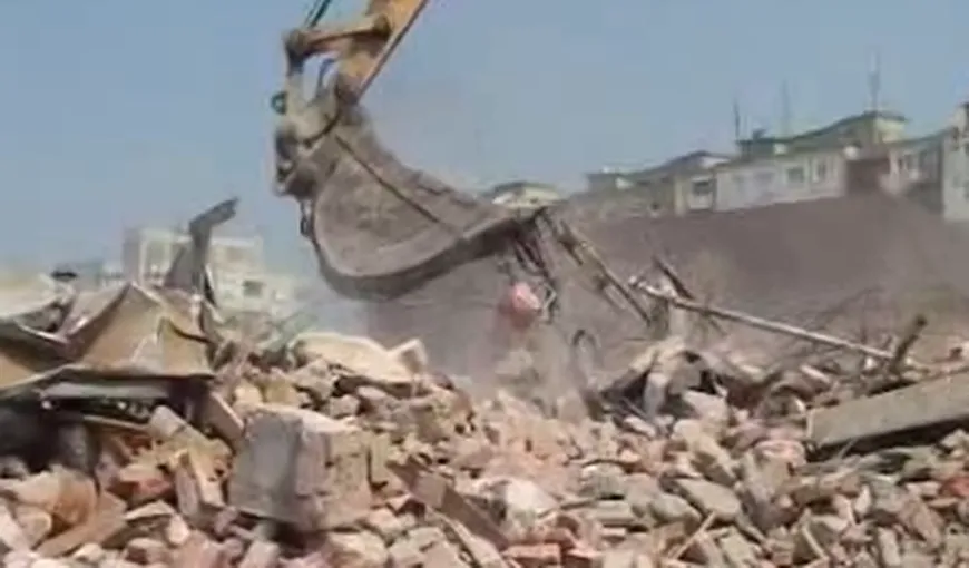 Cel mai nepriceput muncitor: A dărâmat cu excavatorul un zid şi a omorât peste 15 găini VIDEO