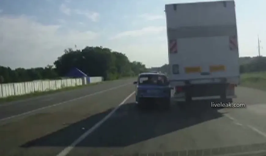 Imagini şocante surprinse în Rusia. O maşină s-a răsturnat de mai multe ori VIDEO