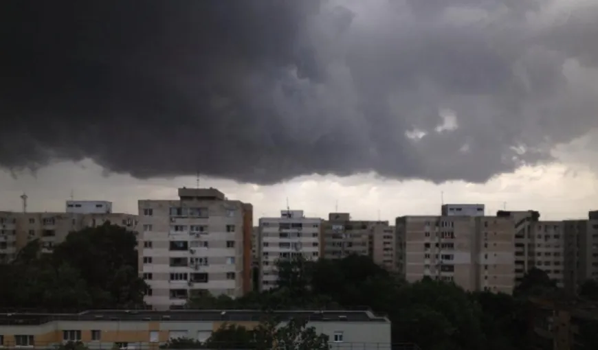 FURTUNĂ în Dolj: Sute de persoane lăsate fără curent electric, acoperişurile unor case au fost luate de vânt