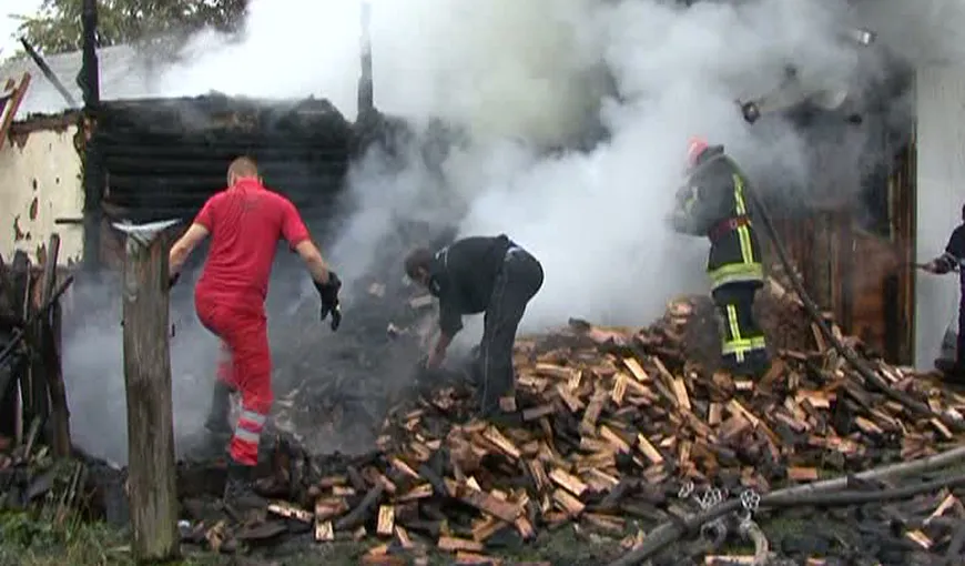 Incendiu într-o gospodărie din Gura Humorului: flăcările au cuprins acoperişul unei case VIDEO