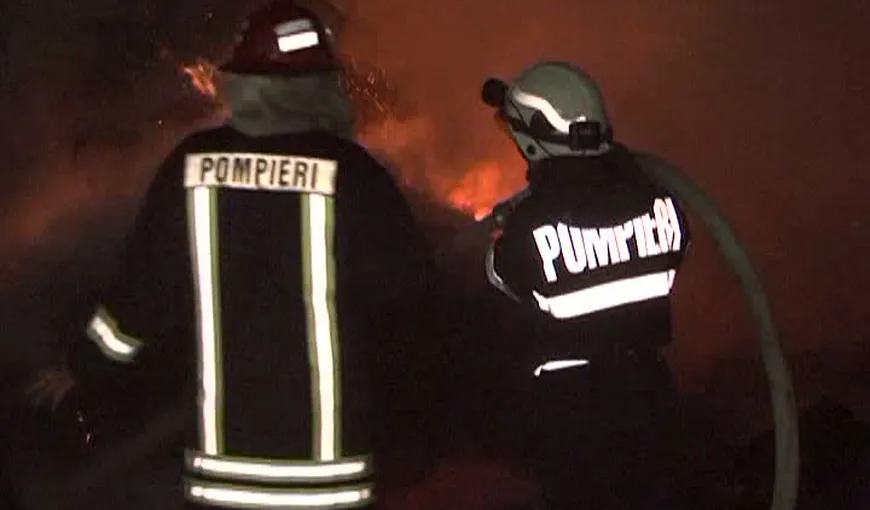 Incendiu de proporţii în Suceava. Un bărbat a murit în timp ce îşi salva animalele din foc VIDEO