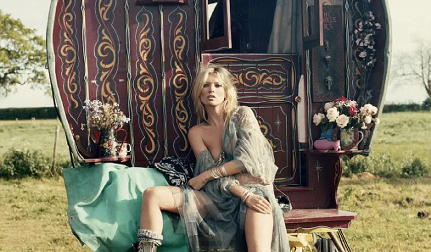 Kate Moss îmbătrâneşte ca orice femeie banală. I-au apărut primii colăcei de grăsime FOTO
