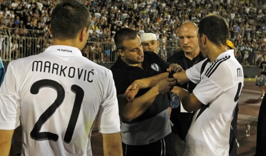 Umilinţă maximă. Suporterii l-au deposedat de banderolă pe căpitanul lui Partizan Belgrad VIDEO