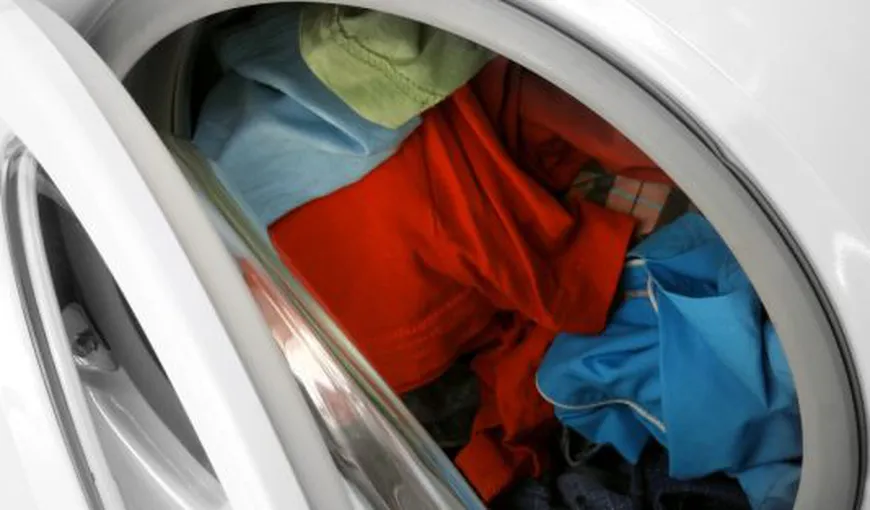 PERICOLUL din maşina de spălat: Cum ne pot îmbolnăvi hainele „curate”